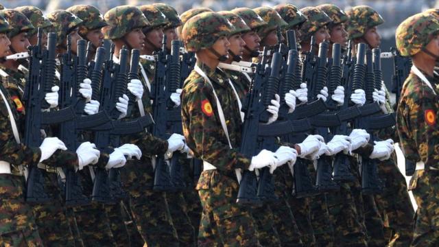 缅甸内比都政府军士兵参加武装部队日阅兵（27/3/2023）