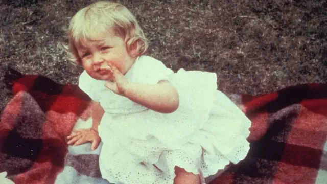 Годовалая Диана на расстеленном на земле пледе