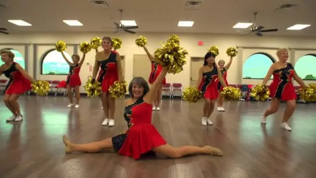 Өздөрүн Sun City Poms деп атаган Аризона штатындагы улгайган аялдардын тобу акробатикалык бий көнүгүүлөрүн такай жасап турат.