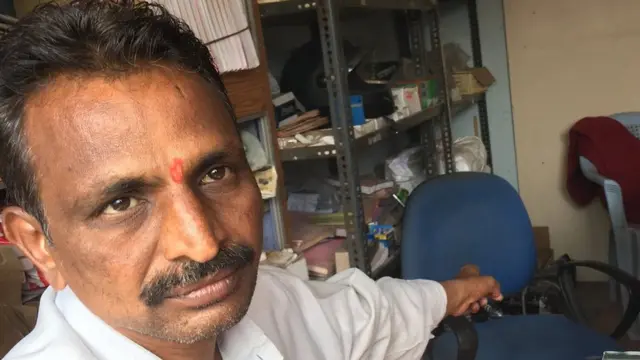 సంధ్య పని చేసే చోటును చూపిస్తున్న జగన్