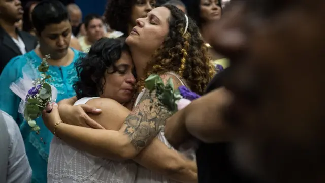 Dos lesbianas brasileñas tras contraer matrimonio.