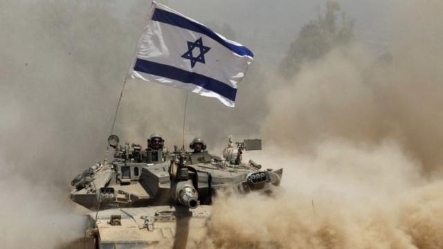Tank Israel dengan bendera Israel (file foto)