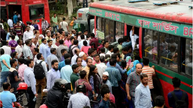 গাড়িতে ওঠার জন্যে পাল্লা