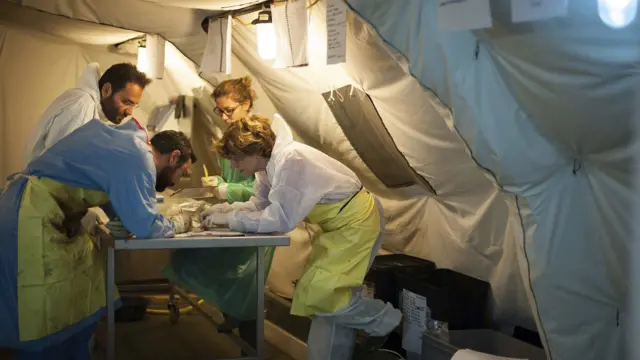 ዶክተር ክርስቲና ካታናኦ ምስ ብጾታ ኣብ ስራሕ