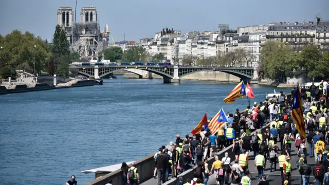 желтые жилеты на фоне Нотр-Дама