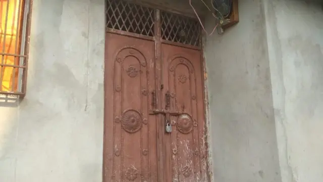 मुख्य आरोपी के घर के बाहर लगा ताला