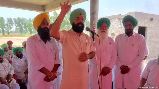 ਹਰਿੰਦਰ ਸਿੰਘ ਲੱਖੋਵਾਲ (ਖੱਬੇ ਤੋਂ ਦੂਜੇ)