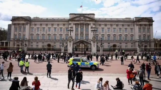 Palacio de Buckingham con la bandera a media asta.