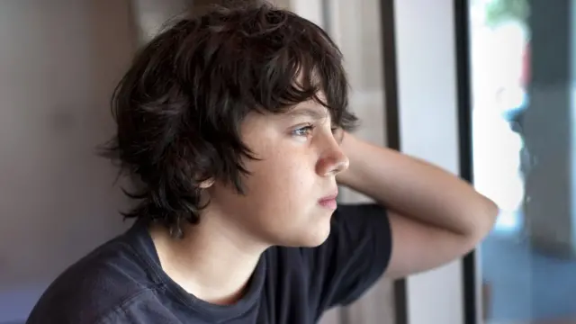 Niño adolescente pensativo