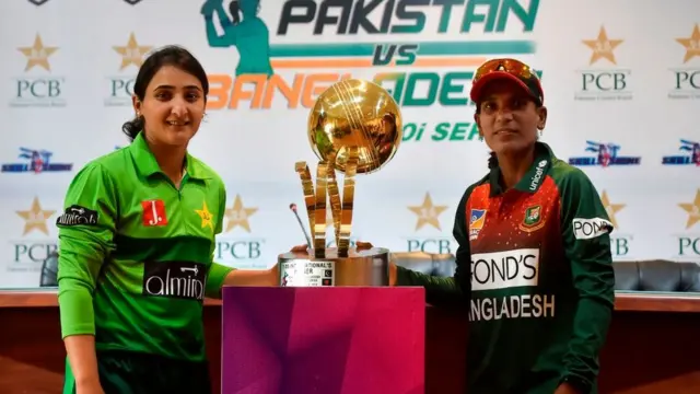 বাংলাদেশ ও পাকিস্তানের নারী ক্রিকেট দলের দু্ই অধিনায়ক।