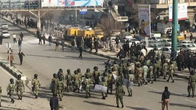 અમુક શહેરોમાં પોલીસ કર્મચારીઓ અને પ્રદર્શનકારીઓ વચ્ચે હિંસક અથડામણો થઈ હતી.