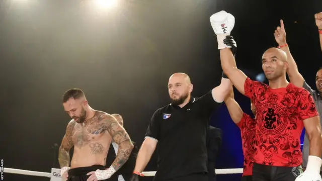 Le kickboxeur Karim Ghaiji pratique le jeûne hydrique pour perdre du poids et se prive parfois de nourriture pendant une semaine.