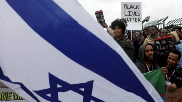 در حالی که پناهجویان علت مهاجرت خود را دلایل سیاسی و امنیت جانی طرح می‌کنند اسرائیل آنها را اکثرا مهاجران اقتصادی می‌داند