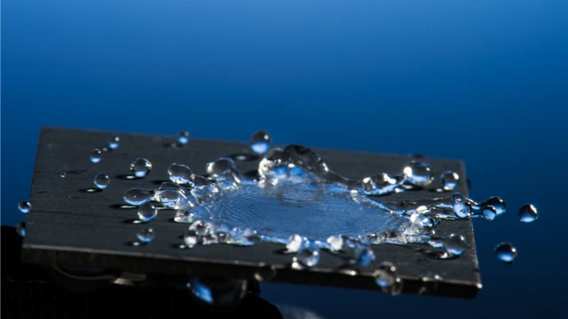 Вода на поверхности репеллента