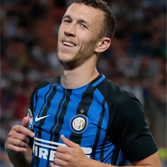 ایوین پریسیک انٹر میلان کی نئی جرسی پہنے ہوئے