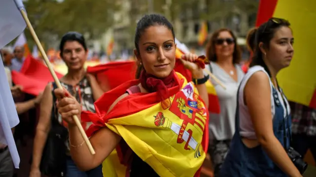 Una chica con bandera española