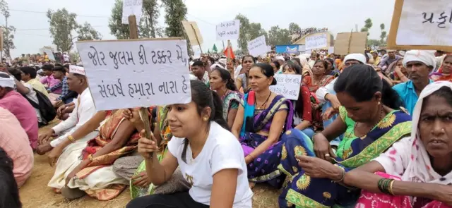 તાપી-નર્મદા રિવર લિંક પ્રોજેક્ટનો વિરોધ કરવા માટે કપરાડામાં હજારોની સંખ્યામાં લોકો એકઠા થયા