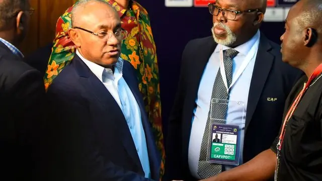 Ahmad Ahmad dey shake pipo for press conference