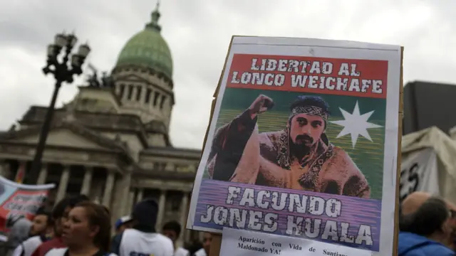 Cartel reclamando por Facundo Jones Huala.