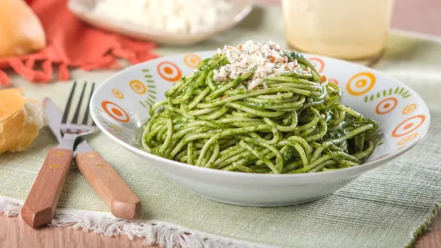 Plato de tallarines verdes.