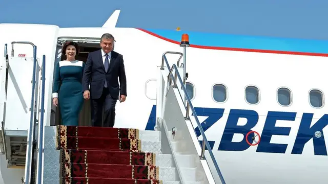 Ѳзбекстандын президенти жубайы Зироатхан Мирзиёева менен келди.