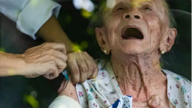 వ్యాక్సీన్ వేయించుకుంటున్న బామ్మ