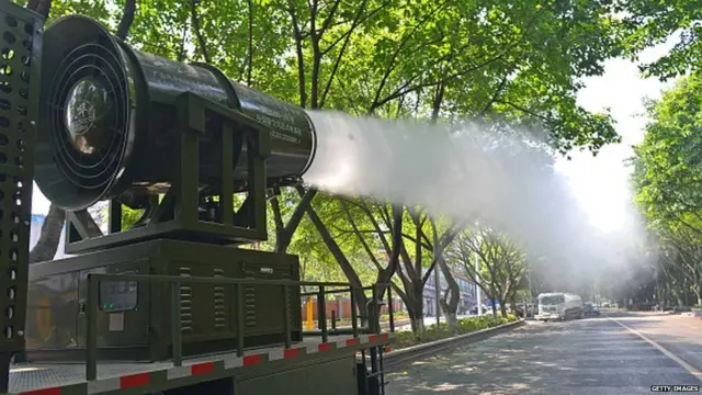 વોટર કેનનો ફોટોગ્રાફ