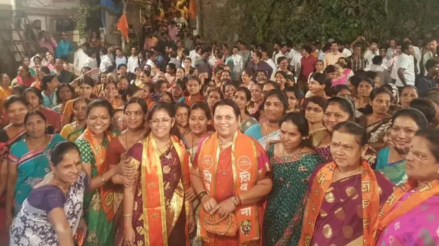 మహిళా నేతలతో నీలం గోరే