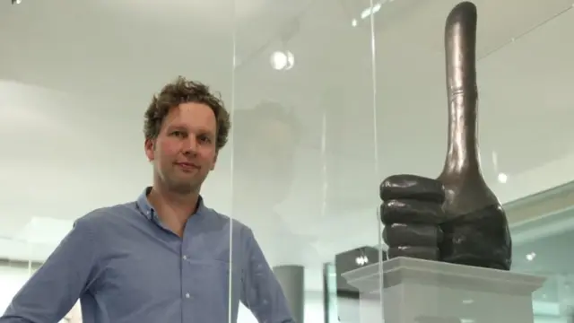 Дэвид Шригли рядом со своей работой