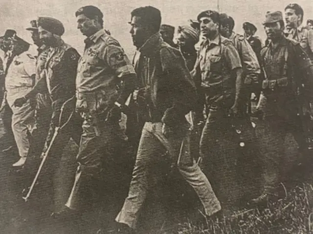 ढाका हवाई अड्डे पर जनरल अरोड़ा जनरल नियाज़ी