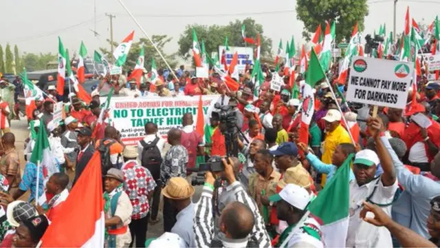 Awọn ẹgbẹ osisẹ ni Naijiria n fẹhonu han