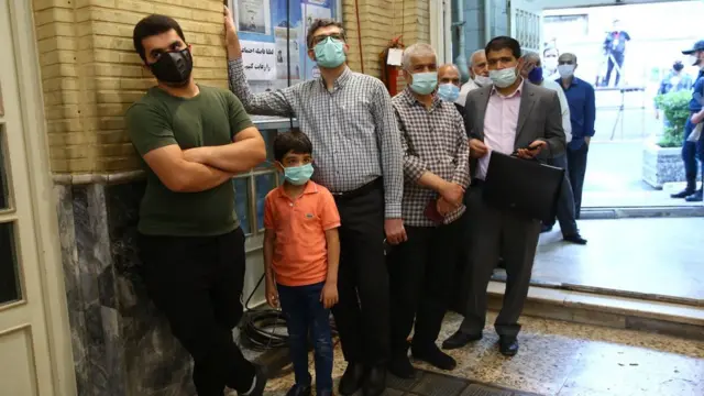 در برخی تصاویری که تا کنون از صندوقهای رای منتشر شده، نشانی از رعایت فواصل اجتماعی دیده نمیشود.