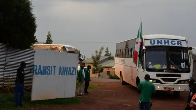 Imodoka zihungukanye impunzi z'Abarundi zivuye muri Uganda