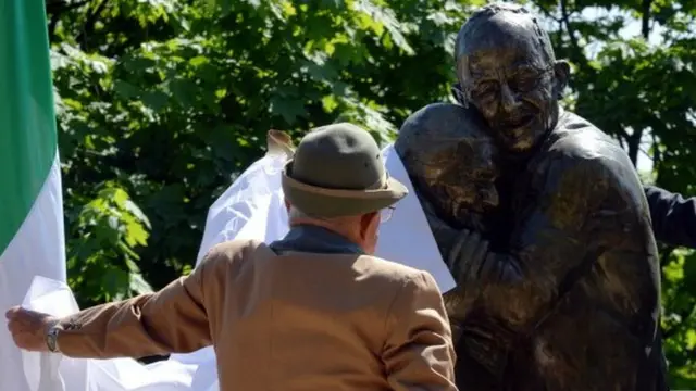 لويجي يزيح الستار عن التمثال