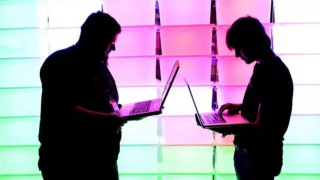 Чоловіки із ноутбуками