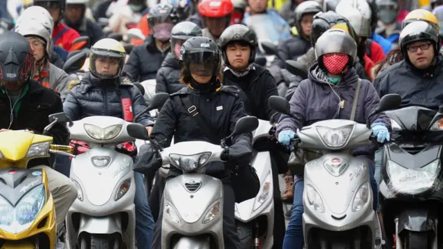 台灣街頭機車騎士。