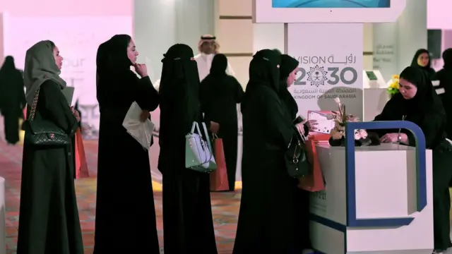 ఉద్యోగానికి దరఖాస్తు చేసుకుంటున్న సౌదీ మహిళలు