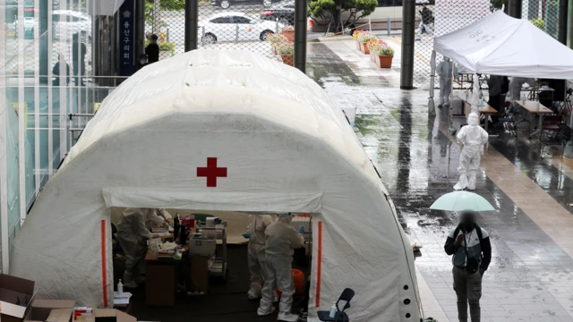 15일 오전 서울 용산구보건소 선별진료소를 찾은 시민들이 검사 순서를 기다리고 있다.