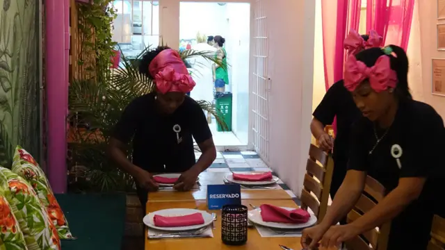 Trabajadoras de Interno poniendo las mesas.