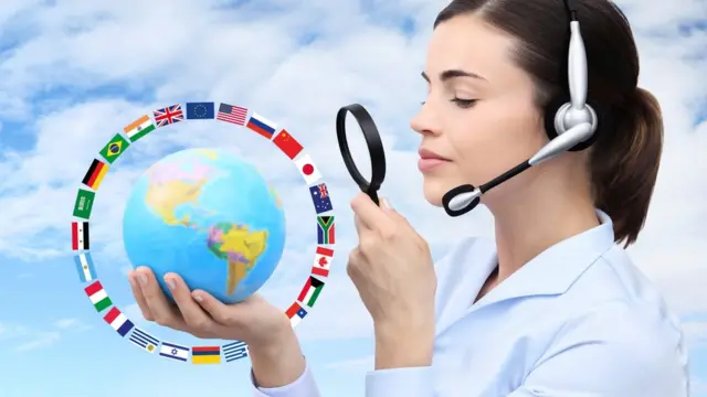 Mulher olhando com lupa globo terrestre rodeado por bandeirasjogos de hoje sportingbetdiferentes países