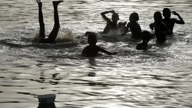 Ụmụaka na-egwu mmiri