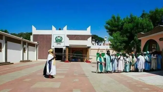Masu busa kakaki da masu algaita a wajen fadar Sarkin Kano, yayin da ake zaman fadanci