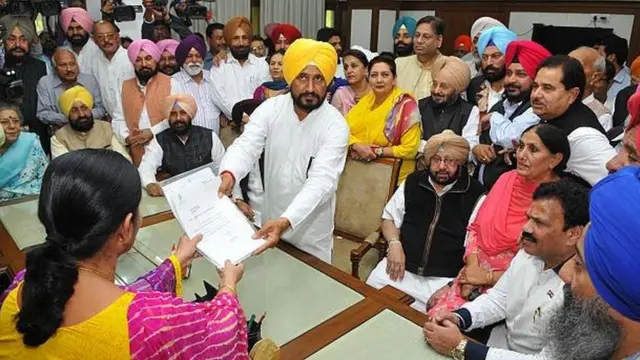 42 ਕਾਂਗਰਸੀ ਵਿਧਾਇਕਾਂ ਨੇ ਵਿਧਾਨ ਸਭਾ ਤੋਂ ਐਸਵਾਈਐਲ ਮੁੱਦੇ 'ਤੇ ਸੁਪਰੀਮ ਕੋਰਟ ਦੇ ਆਦੇਸ਼ ਤੋਂ ਬਾਅਦ ਅਸਤੀਫਾ ਦੇ ਦਿੱਤਾ।