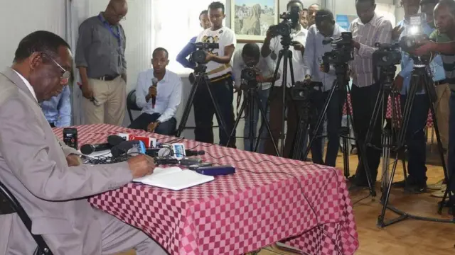 Wariyaha BBC-da Ibraahim Maxamed oo su'aal shir jaraa'id ka weeydiinaya Francisco Madeira ergayga AU ee Soomaaliya