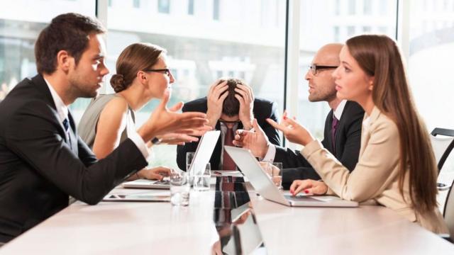 Personas discutiendo en una reunión de trabajo