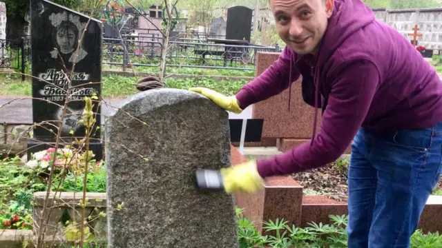 Pavel Serin mencari dan membersihkan makam Utuy Tatang Sontani yang kondisinya sudah tidak terawat di Pekuburan Mitino, Moskow, Rusia.