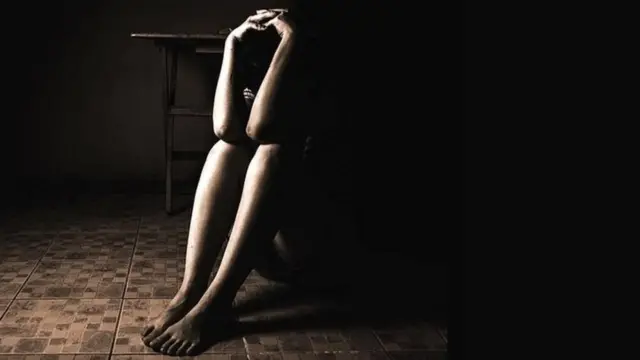 பெண்னுக்கு பாலியல் துன்புறுத்தல்- மாதிரிப் படம்