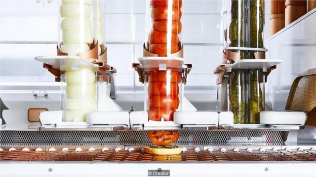 创造者的机器人直接将配菜切到面包上，减少厨房繁杂的工作，同时保持食材更加新鲜。