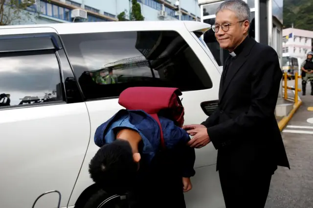 香港壁屋監獄外陳同佳(中)向媒體記者鞠躬道歉(23/10/2019)