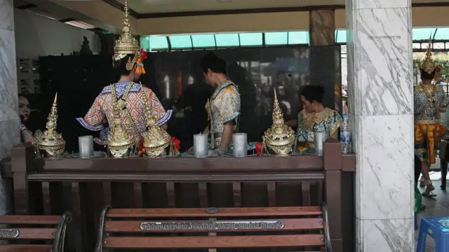 మందిరం దగ్గర నృత్యకారులు